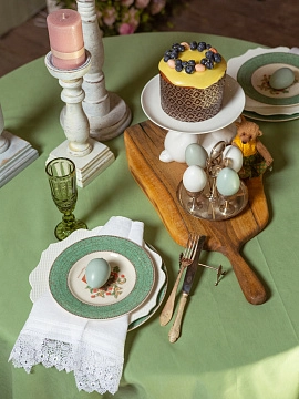 Оформление праздничного стола пасхальным декором и цветами